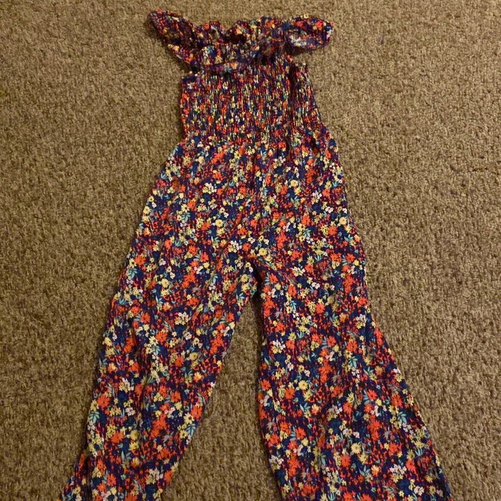 Hii everyone! I am selling a beautiful romper I used to wear as a kid. 💞💝